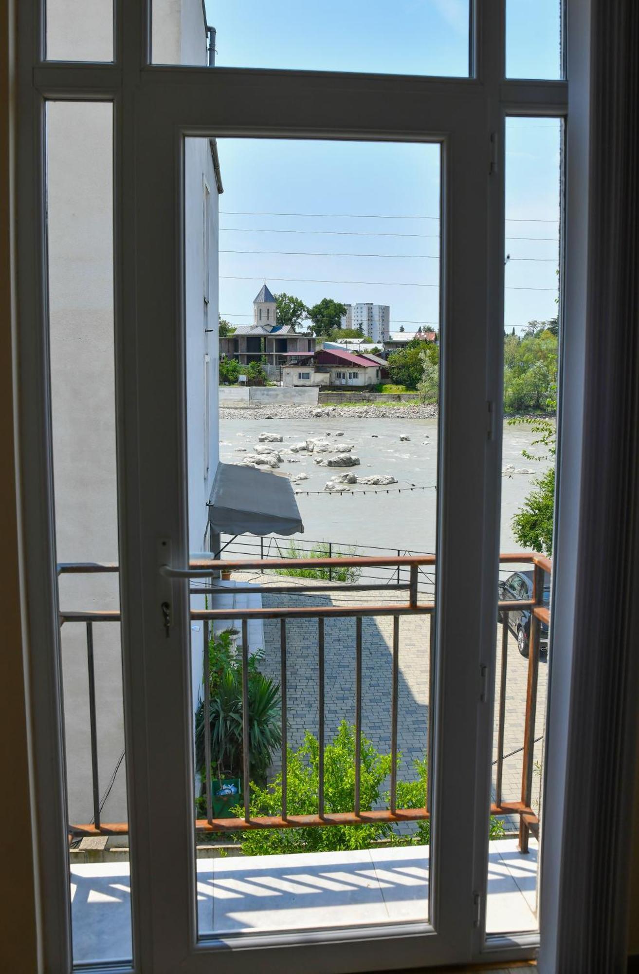 Just Inn Kutaisi Bagian luar foto