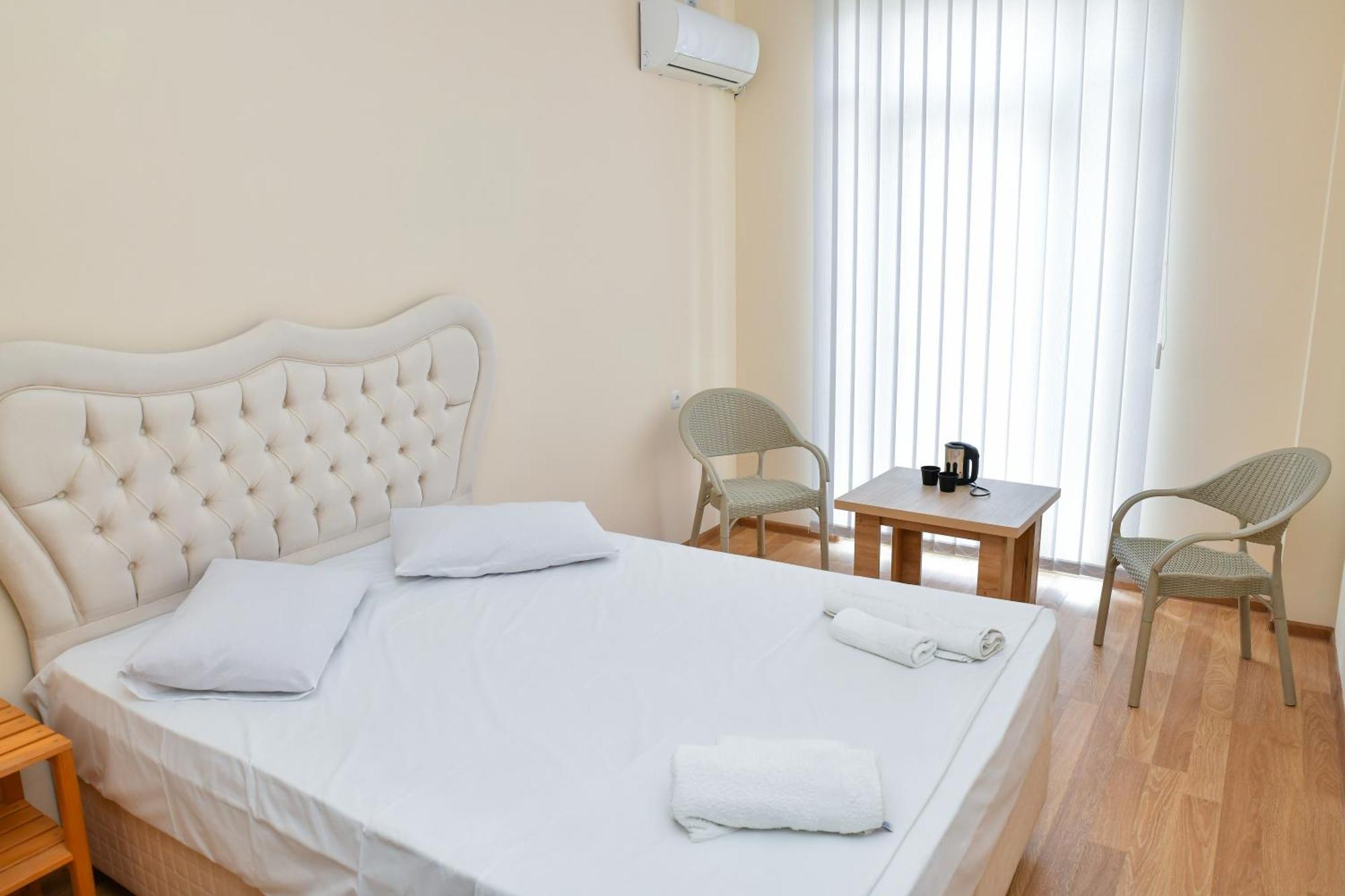 Just Inn Kutaisi Bagian luar foto