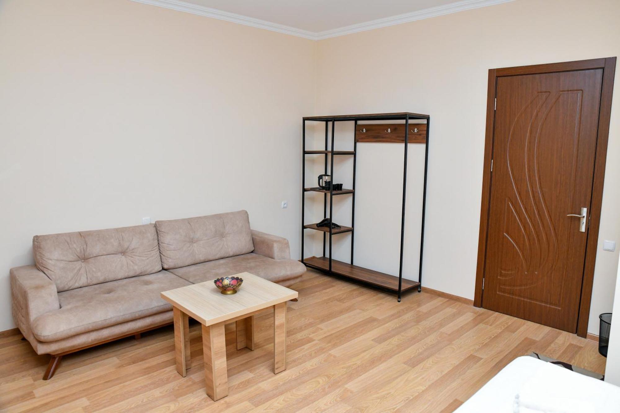 Just Inn Kutaisi Bagian luar foto