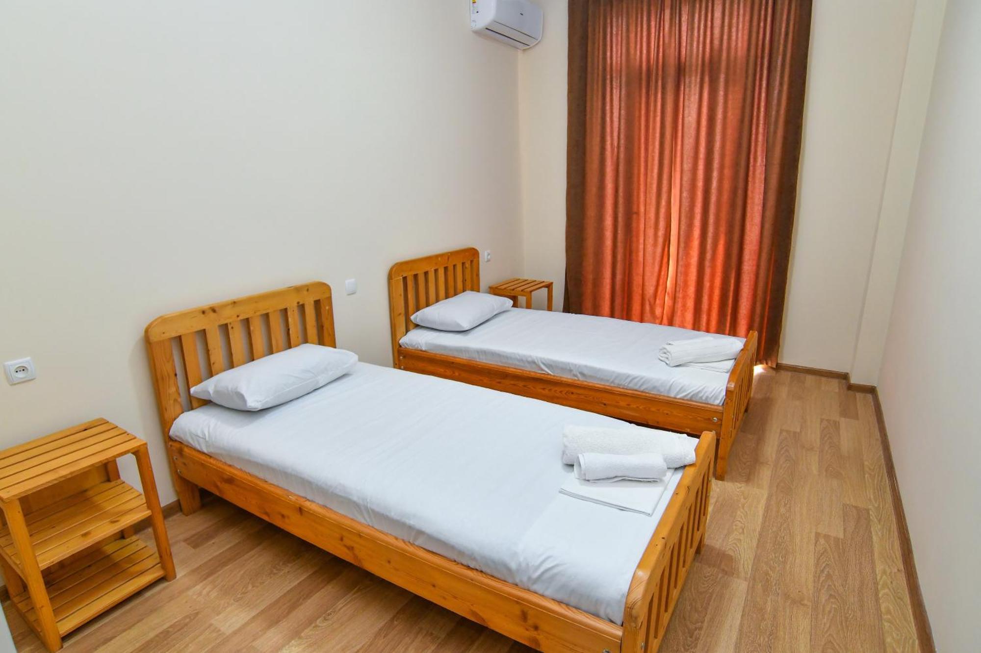 Just Inn Kutaisi Bagian luar foto