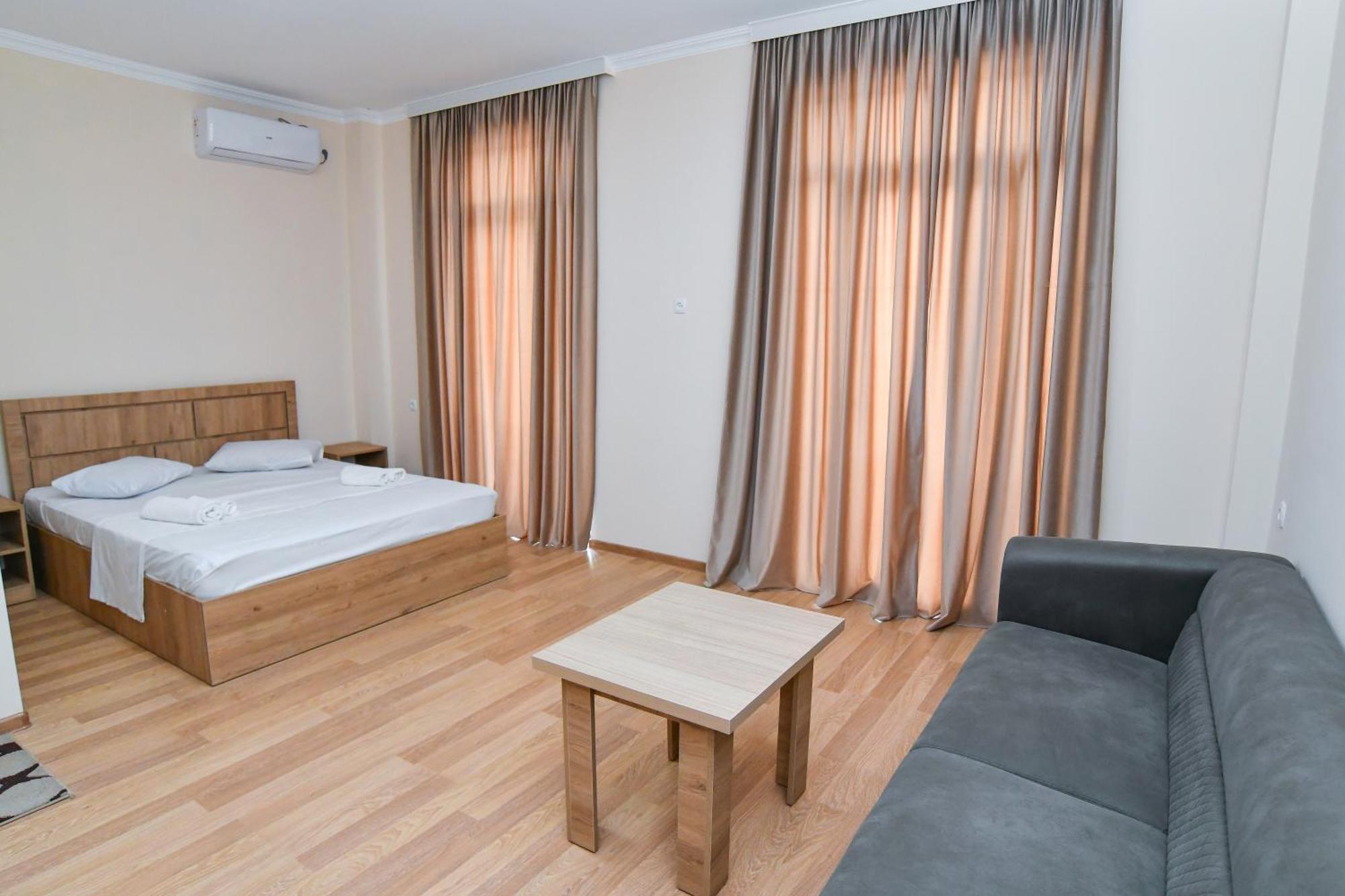Just Inn Kutaisi Bagian luar foto