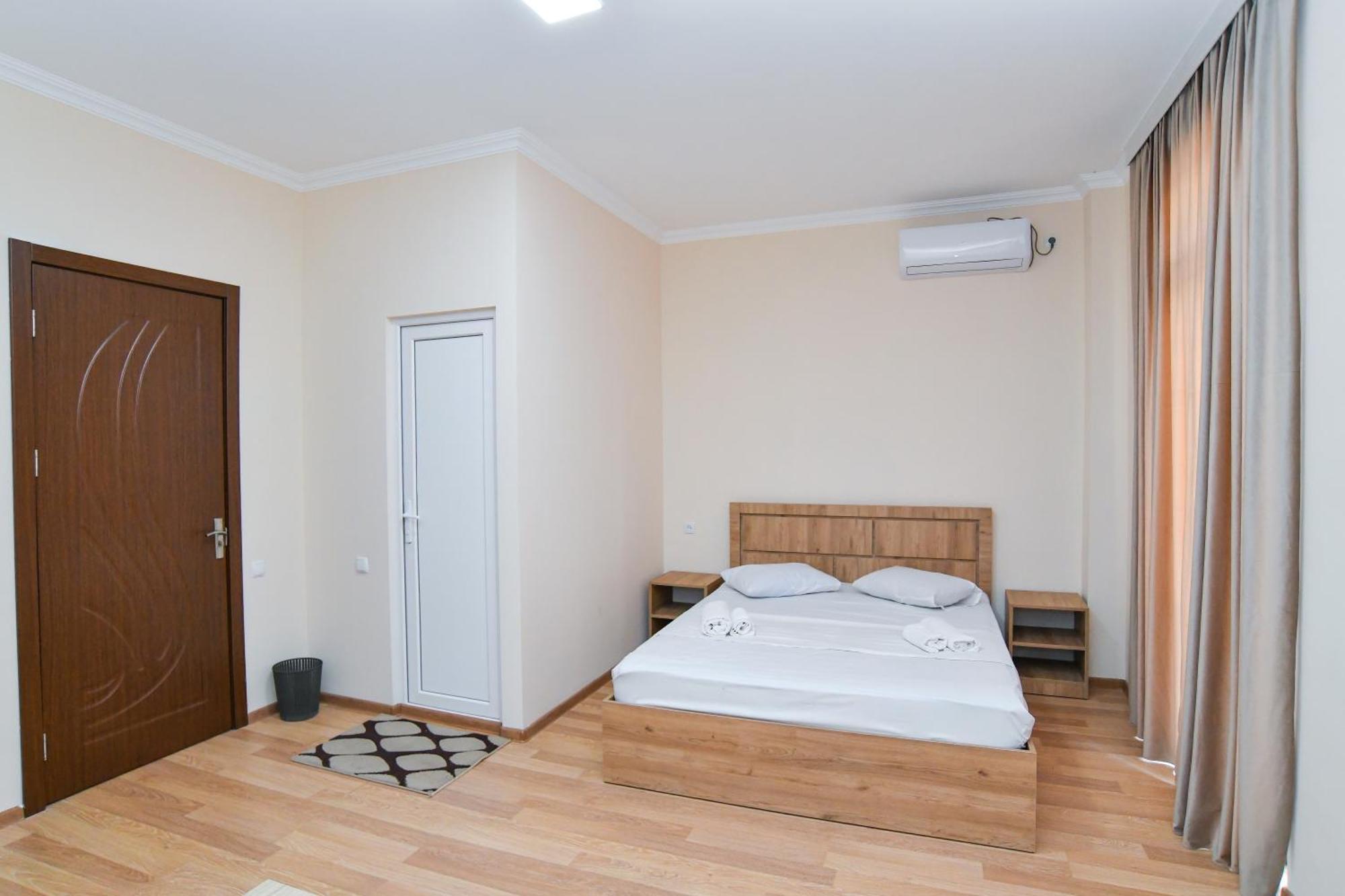 Just Inn Kutaisi Bagian luar foto