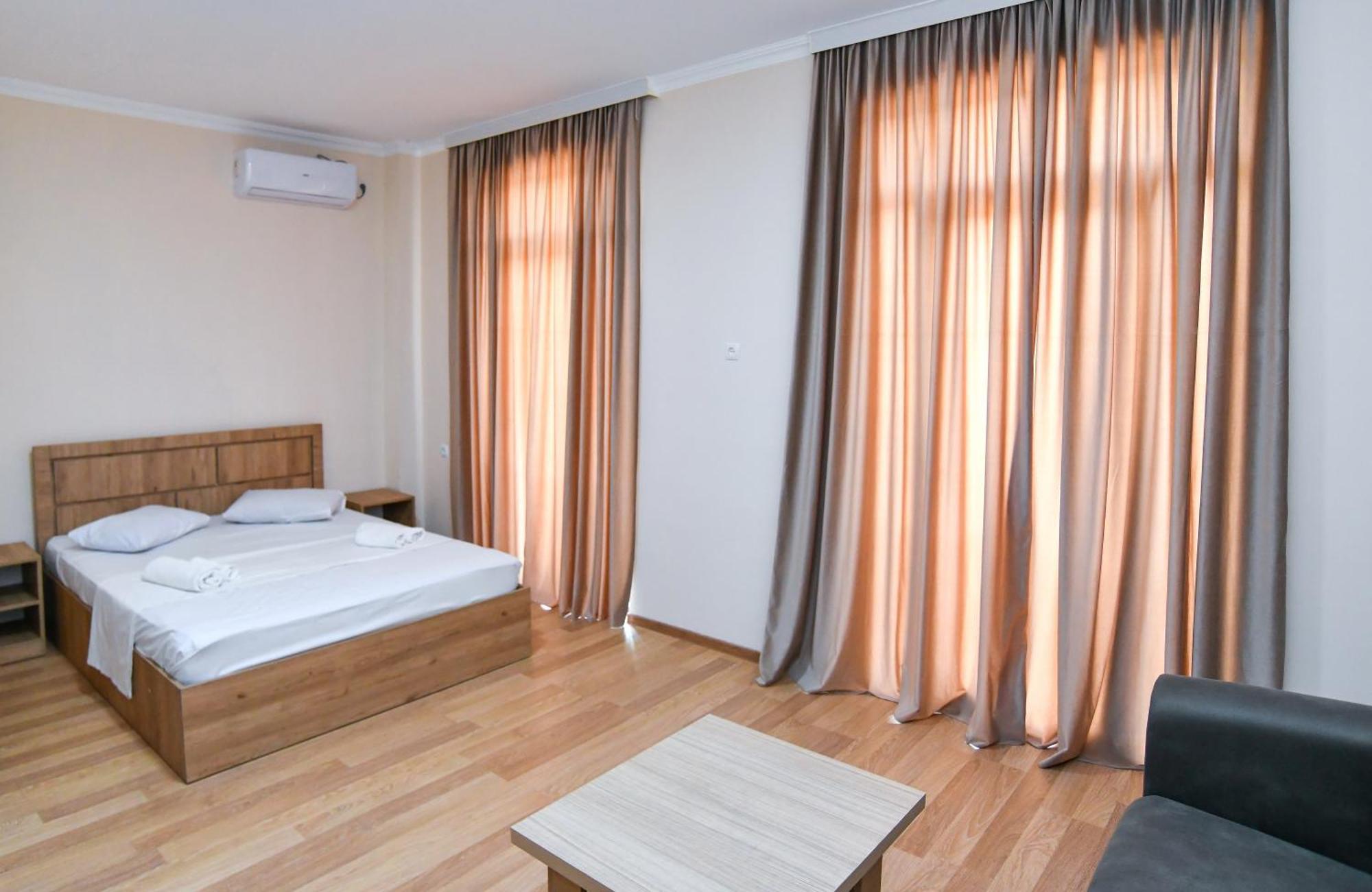 Just Inn Kutaisi Bagian luar foto