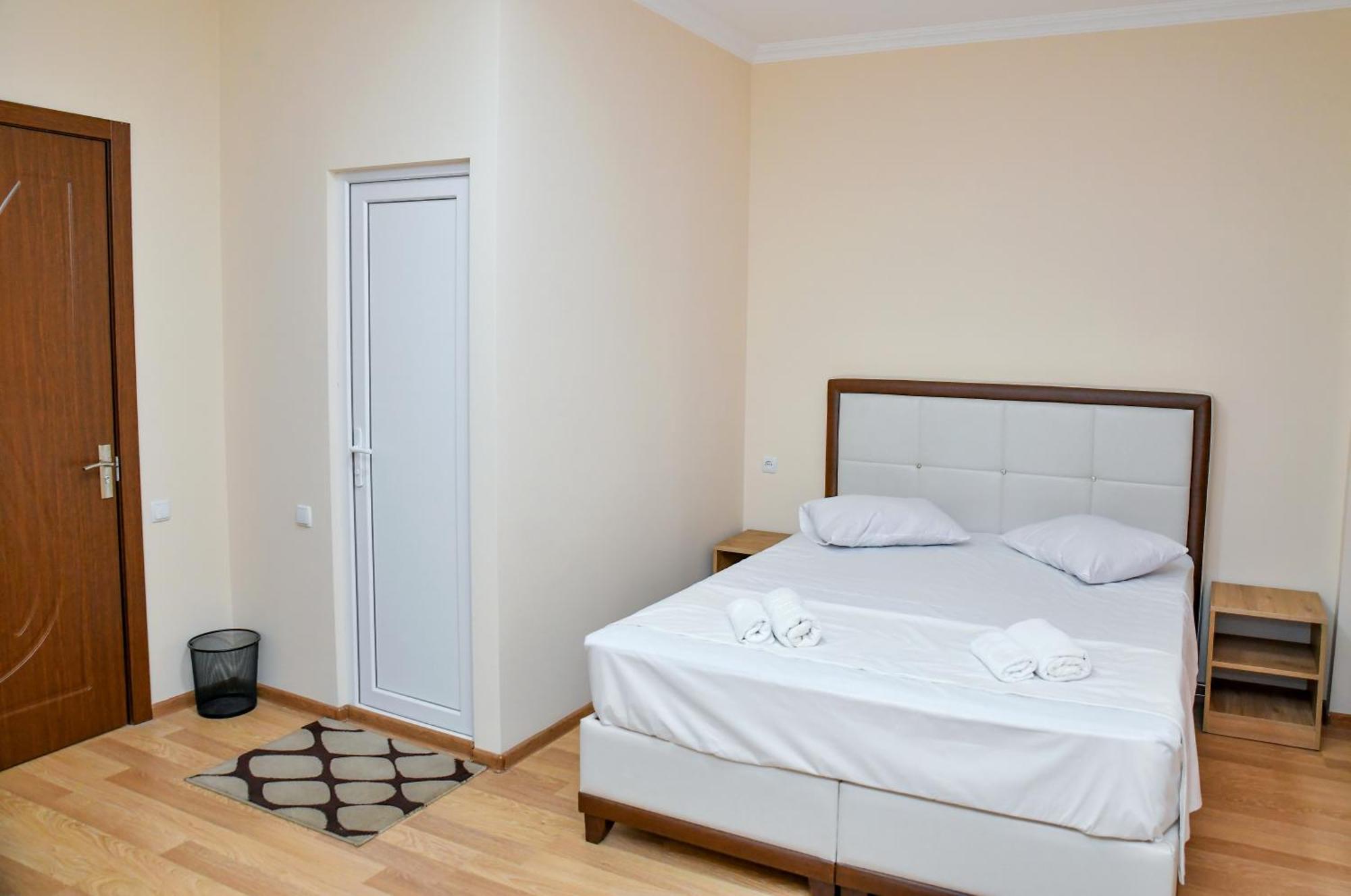 Just Inn Kutaisi Bagian luar foto