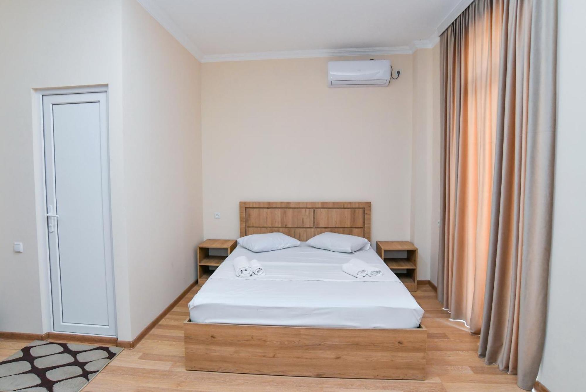 Just Inn Kutaisi Bagian luar foto