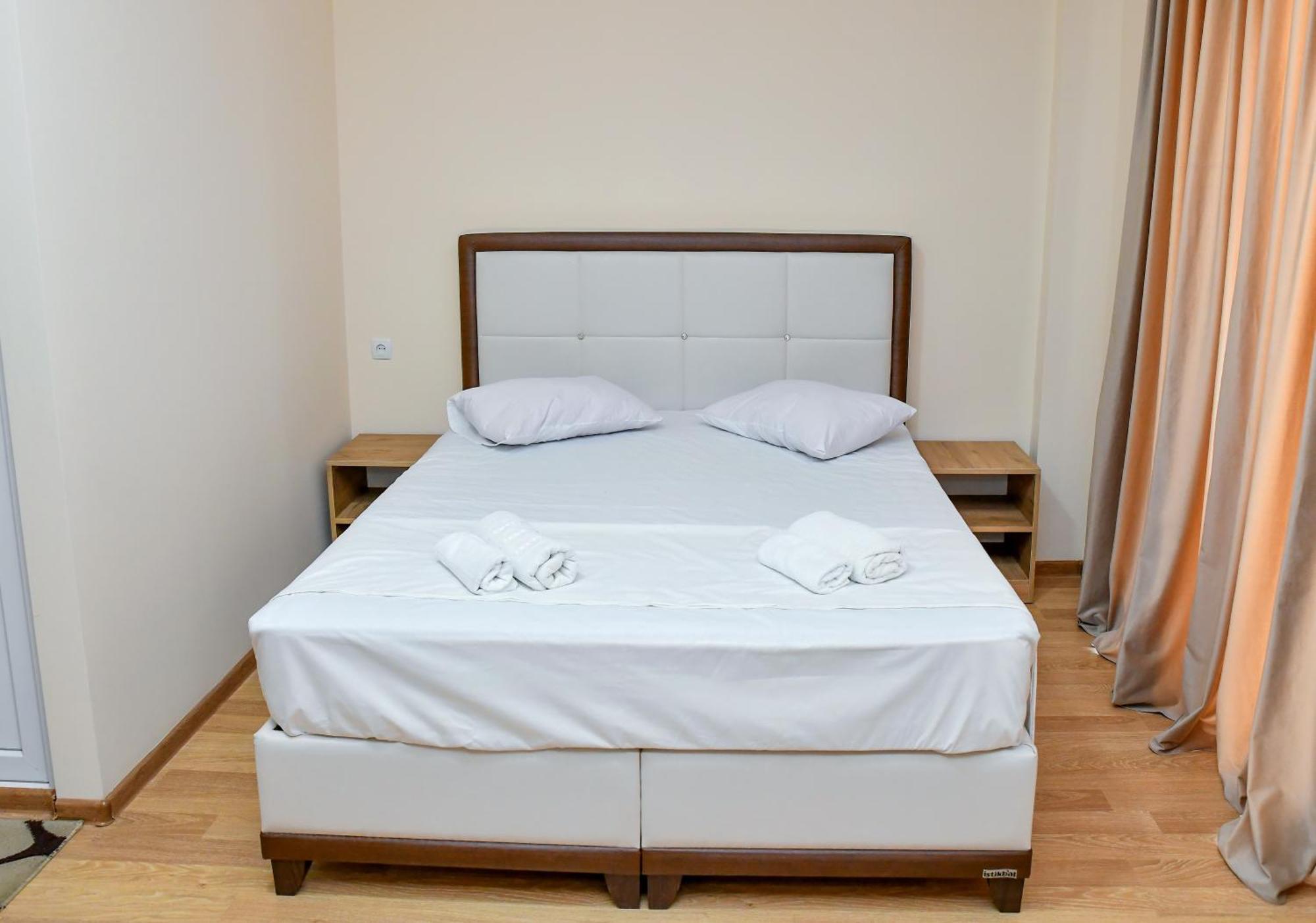 Just Inn Kutaisi Bagian luar foto