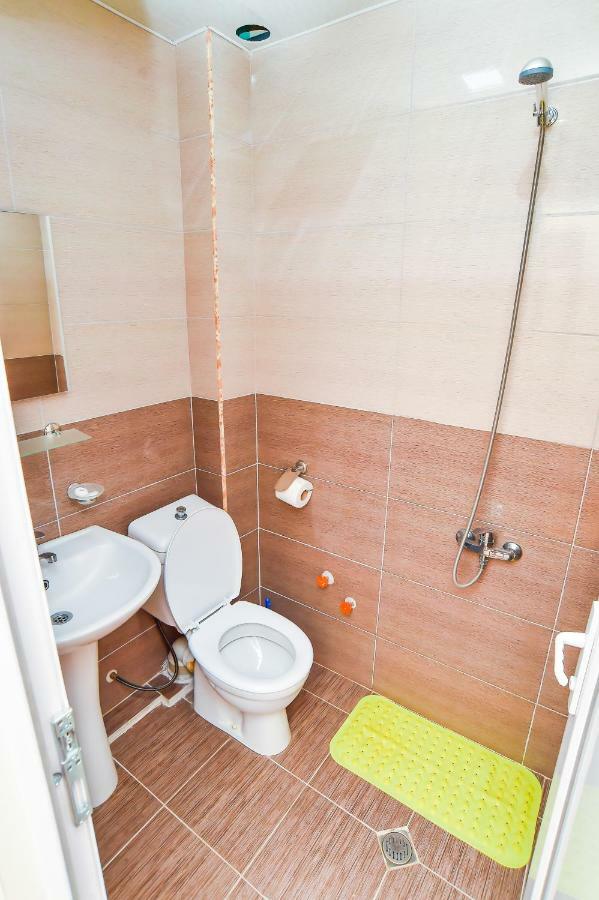 Just Inn Kutaisi Bagian luar foto